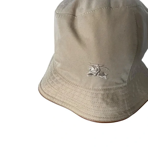 Burberry bucket hat NWOT display picture 1